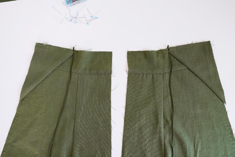 Střih a návod jak ušít dámské lněné šaty se špagetovými ramínky a odhalenými zády - kompletace zadních dílů