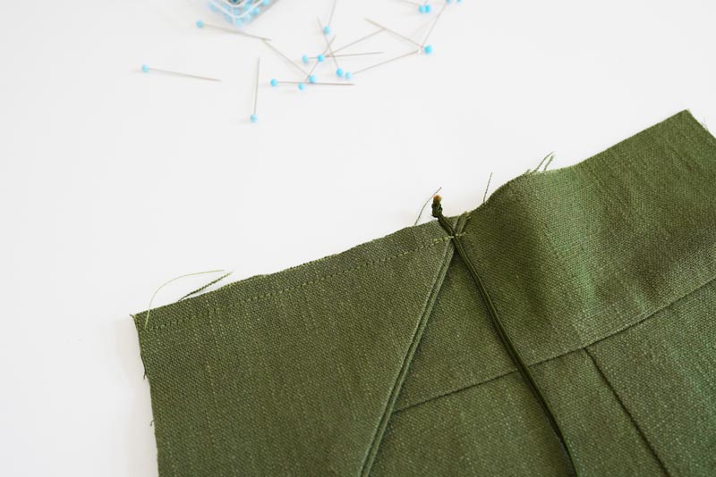 Střih a návod jak ušít dámské lněné šaty se špagetovými ramínky a odhalenými zády - kompletace zadních dílů