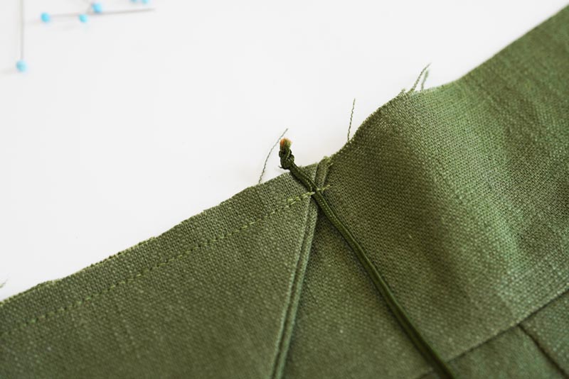 Střih a návod jak ušít dámské lněné šaty se špagetovými ramínky a odhalenými zády - kompletace zadních dílů