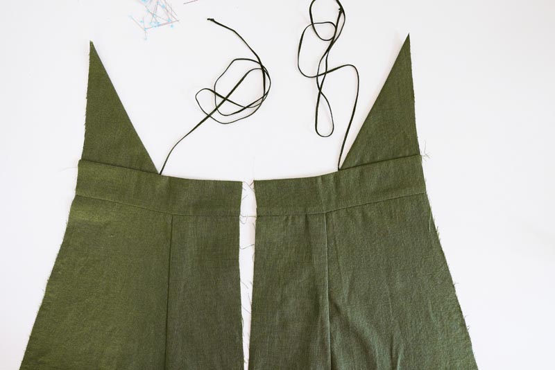 Střih a návod jak ušít dámské lněné šaty se špagetovými ramínky a odhalenými zády - kompletní zadní díly