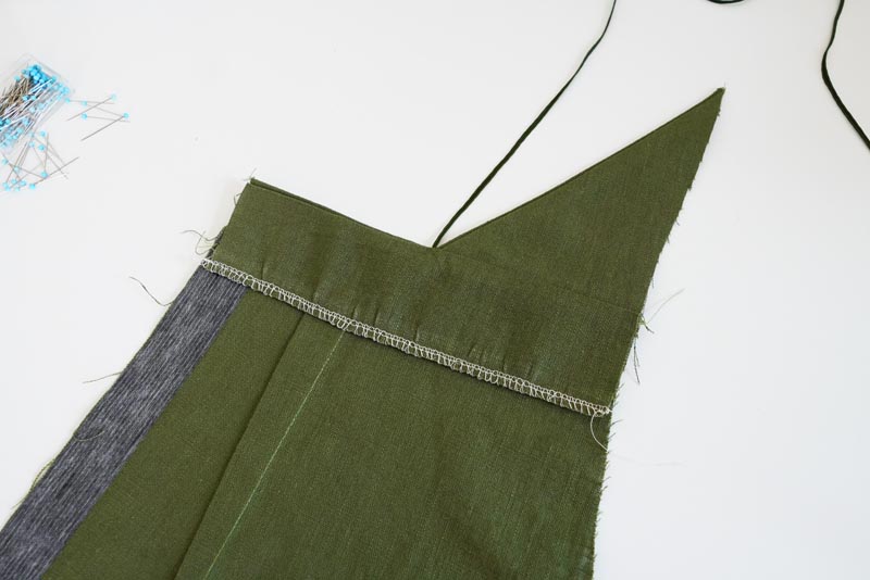 Střih a návod jak ušít dámské lněné šaty se špagetovými ramínky a odhalenými zády - začištění krajů v zadních dílech