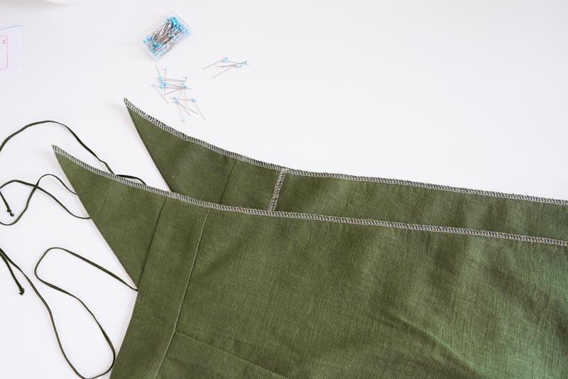 Střih a návod jak ušít dámské lněné šaty se špagetovými ramínky a odhalenými zády - začištění krajů v zadních dílech