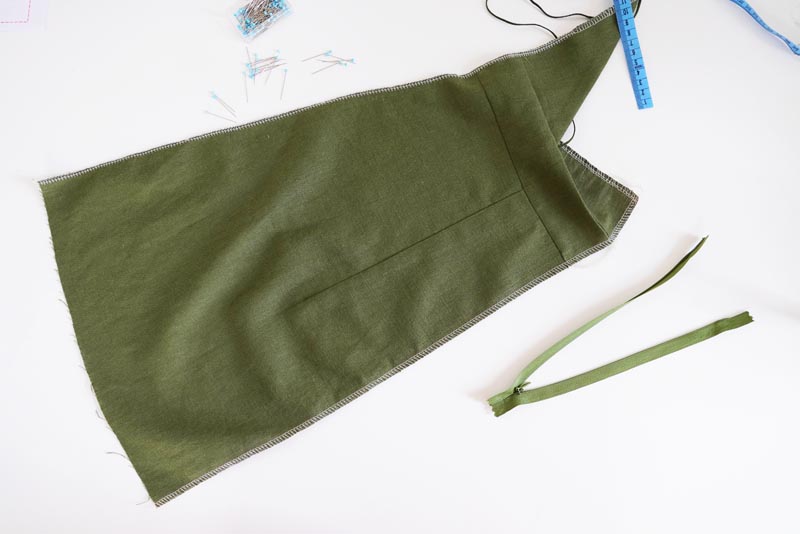 Střih a návod jak ušít dámské lněné šaty se špagetovými ramínky a odhalenými zády - začištění krajů v zadních dílech