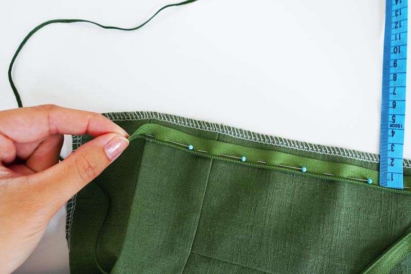 Střih a návod jak ušít dámské lněné šaty se špagetovými ramínky a odhalenými zády - skrytý zip v zadním dílu