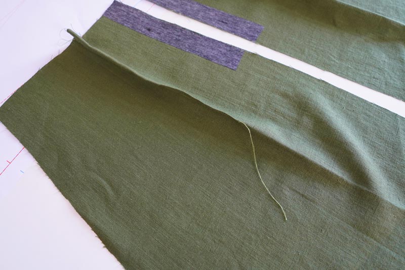 Střih a návod jak ušít dámské lněné šaty se špagetovými ramínky a odhalenými zády - pasové záševky v zadním dílu