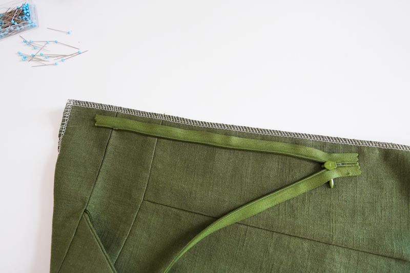 Střih a návod jak ušít dámské lněné šaty se špagetovými ramínky a odhalenými zády - skrytý zip v zadním dílu