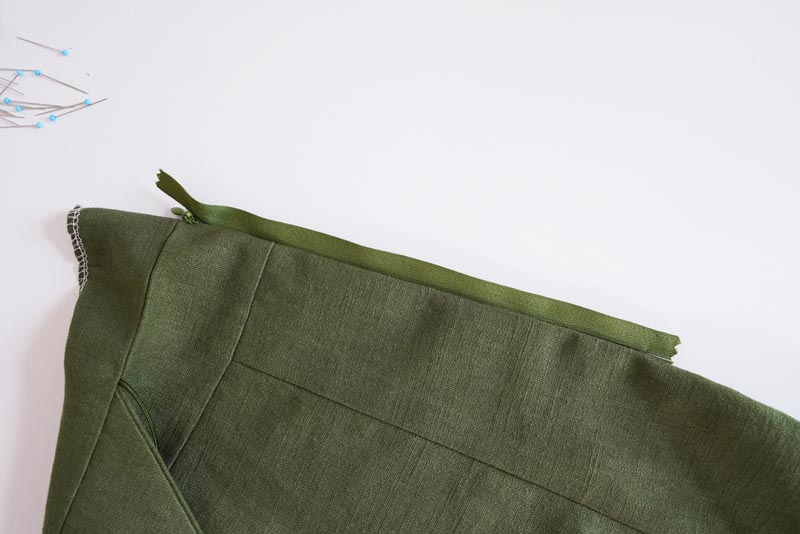 Střih a návod jak ušít dámské lněné šaty se špagetovými ramínky a odhalenými zády - skrytý zip v zadním dílu