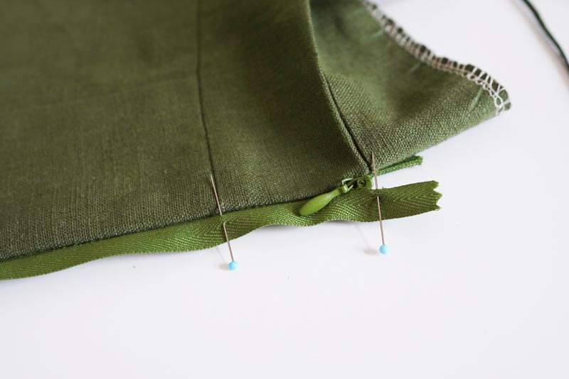 Střih a návod jak ušít dámské lněné šaty se špagetovými ramínky a odhalenými zády - skrytý zip v zadním dílu