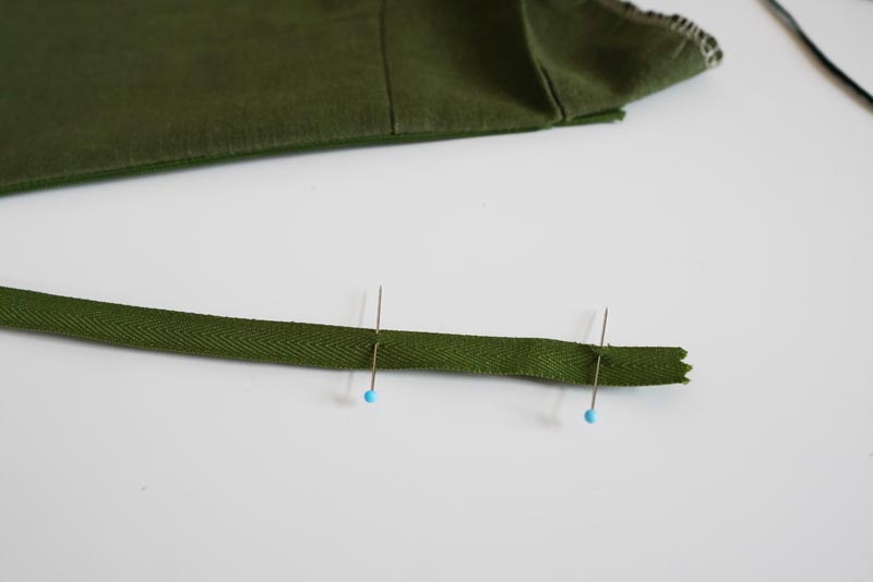 Střih a návod jak ušít dámské lněné šaty se špagetovými ramínky a odhalenými zády - skrytý zip v zadním dílu