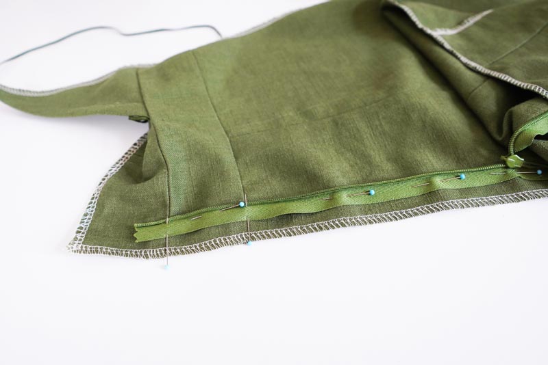 Střih a návod jak ušít dámské lněné šaty se špagetovými ramínky a odhalenými zády - skrytý zip v zadním dílu