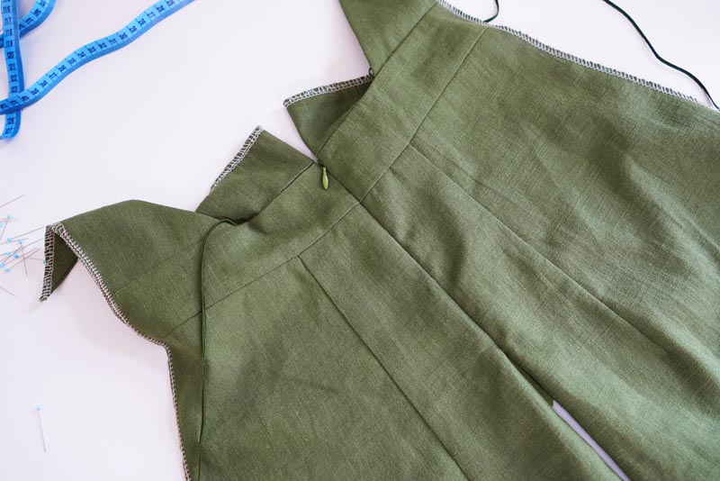 Střih a návod jak ušít dámské lněné šaty se špagetovými ramínky a odhalenými zády - skrytý zip v zadním dílu