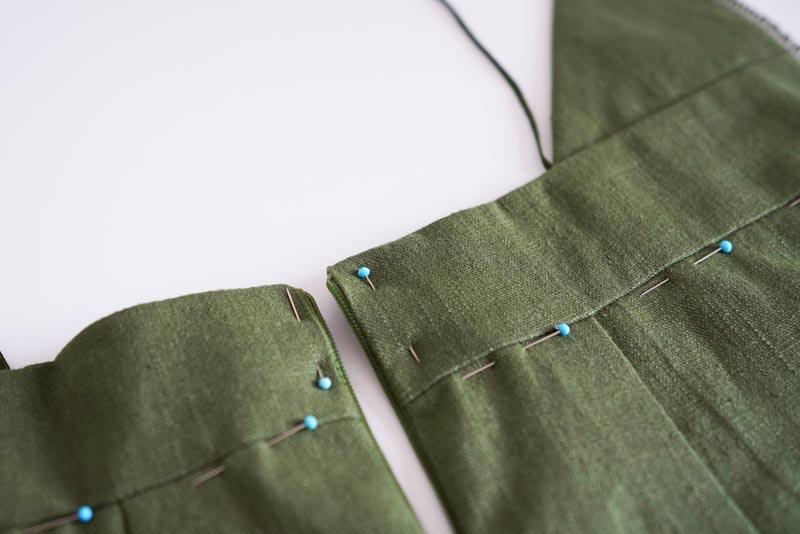 Střih a návod jak ušít dámské lněné šaty se špagetovými ramínky a odhalenými zády - dokončení pásku