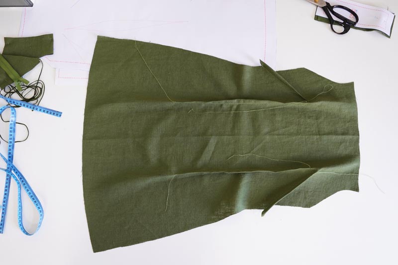 Střih a návod jak ušít dámské lněné šaty se špagetovými ramínky a odhalenými zády - pasové a prsní záševky v předním dílu