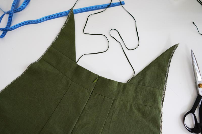 Střih a návod jak ušít dámské lněné šaty se špagetovými ramínky a odhalenými zády - dokončení pásku