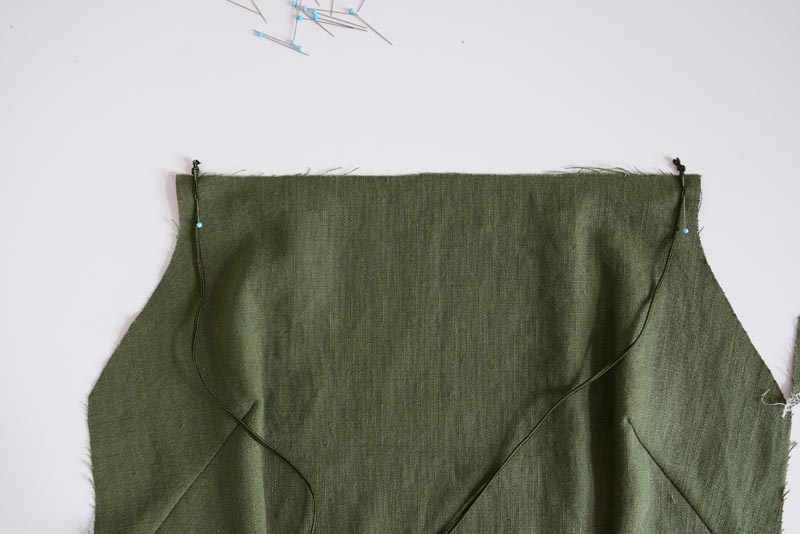 Střih a návod jak ušít dámské lněné šaty se špagetovými ramínky a odhalenými zády - špagetová ramínka v předním dílu