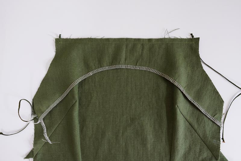 Střih a návod jak ušít dámské lněné šaty se špagetovými ramínky a odhalenými zády - podsádka předního dílu