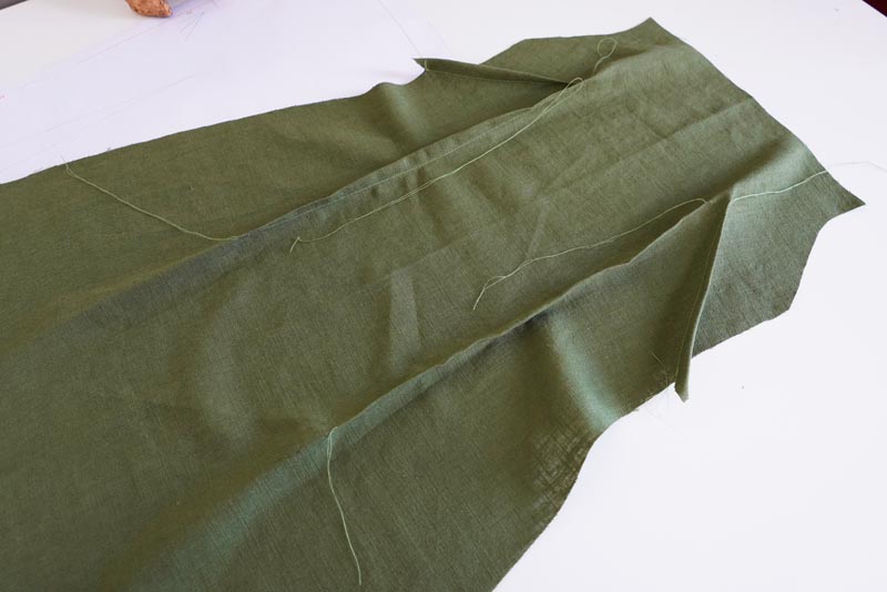 Střih a návod jak ušít dámské lněné šaty se špagetovými ramínky a odhalenými zády - pasové a prsní záševky v předním dílu