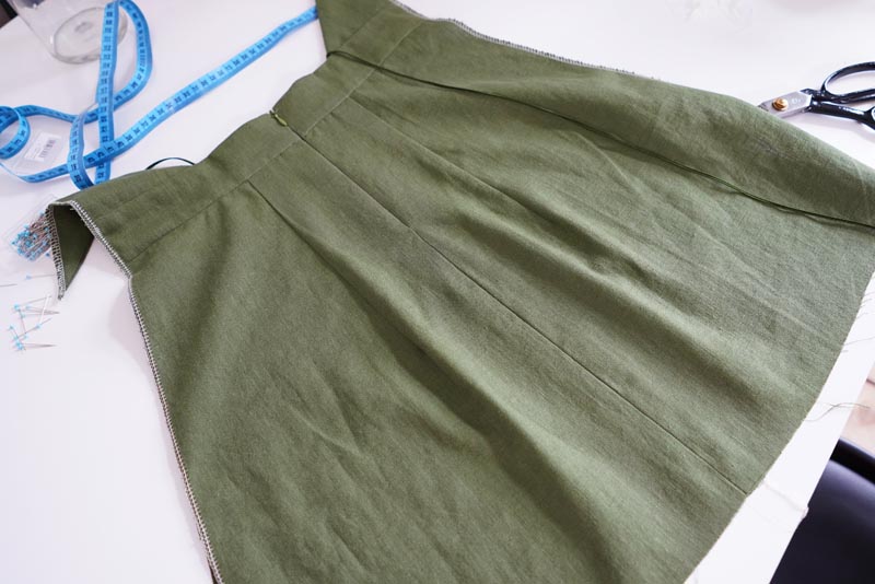 Střih a návod jak ušít dámské lněné šaty se špagetovými ramínky a odhalenými zády - hotový zadní díl