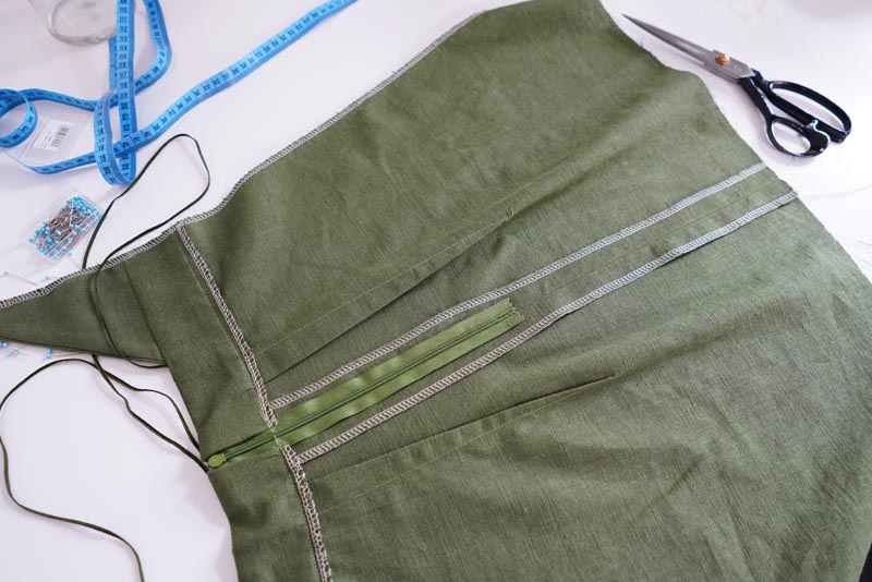 Střih a návod jak ušít dámské lněné šaty se špagetovými ramínky a odhalenými zády - hotový zadní díl