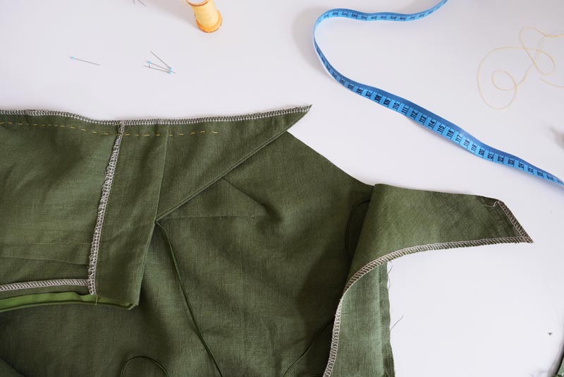 Střih a návod jak ušít dámské lněné šaty se špagetovými ramínky a odhalenými zády - kompletace šatů