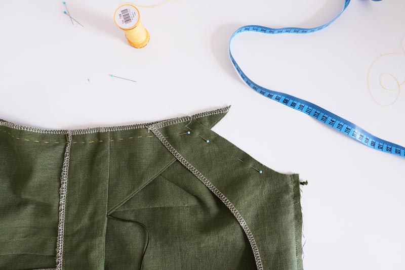 Střih a návod jak ušít dámské lněné šaty se špagetovými ramínky a odhalenými zády - kompletace šatů