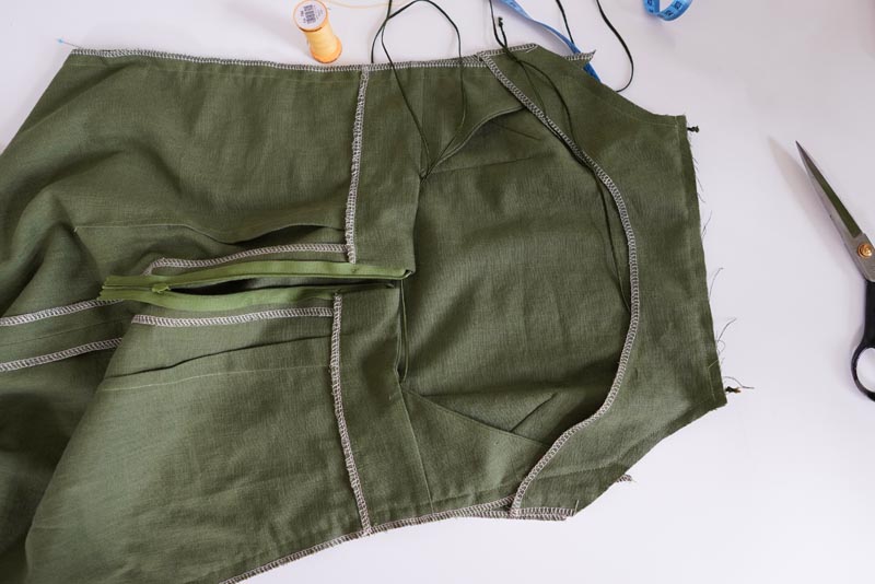 Střih a návod jak ušít dámské lněné šaty se špagetovými ramínky a odhalenými zády - kompletace šatů