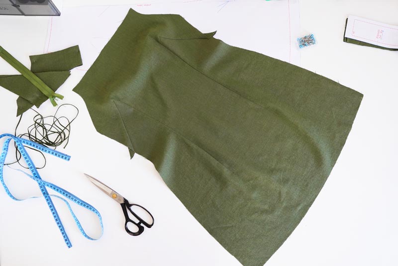 Střih a návod jak ušít dámské lněné šaty se špagetovými ramínky a odhalenými zády - pasové a prsní záševky v předním dílu