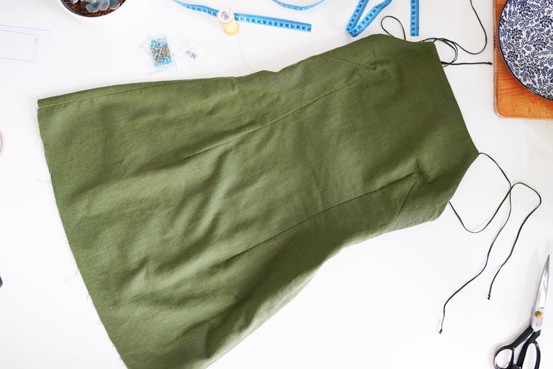 Střih a návod jak ušít dámské lněné šaty se špagetovými ramínky a odhalenými zády