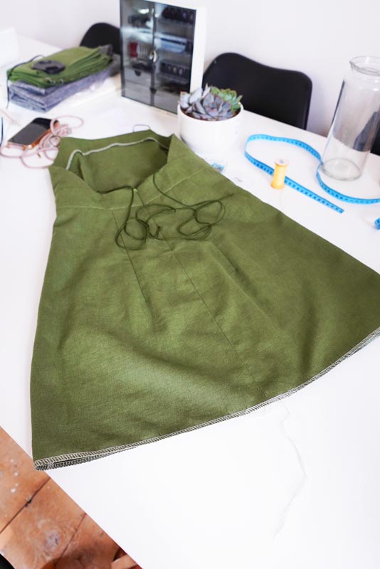 Střih a návod jak ušít dámské lněné šaty se špagetovými ramínky a odhalenými zády - začištění spodního lemu šatů