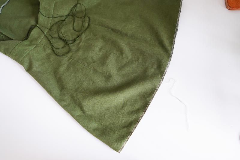 Střih a návod jak ušít dámské lněné šaty se špagetovými ramínky a odhalenými zády - začištění spodního lemu šatů