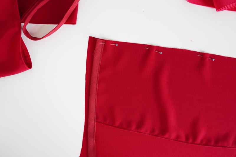 Střih a návod jak ušít dámskou maxi sukni s kapsami a pasem do gumy. Variabilní krycí díly je možné zavazovat a nosit na několik způsobů - střihová příprava - krycí dílce