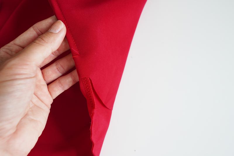 Střih a návod jak ušít dámskou maxi sukni s kapsami a pasem do gumy. Variabilní krycí díly je možné zavazovat a nosit na několik způsobů - střihová příprava - kapsy