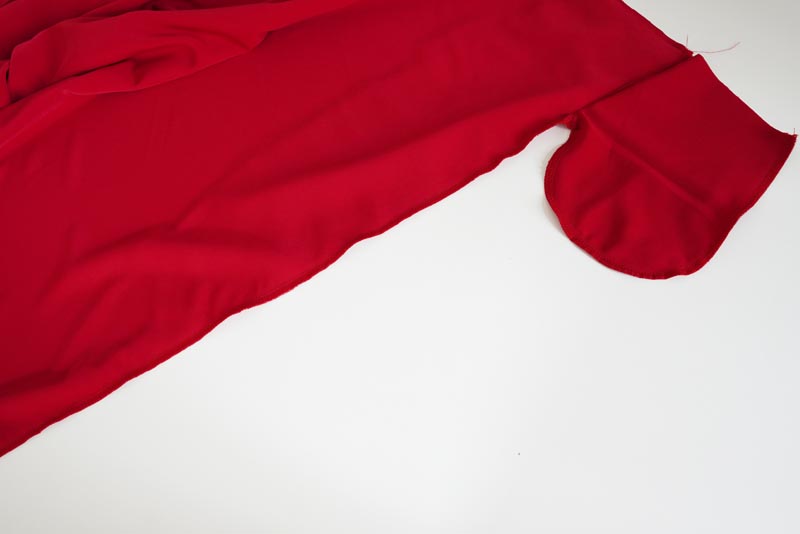 Střih a návod jak ušít dámskou maxi sukni s kapsami a pasem do gumy. Variabilní krycí díly je možné zavazovat a nosit na několik způsobů - střihová příprava - kompletace předního a zadního dílu