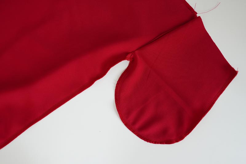 Střih a návod jak ušít dámskou maxi sukni s kapsami a pasem do gumy. Variabilní krycí díly je možné zavazovat a nosit na několik způsobů - střihová příprava - kompletace předního a zadního dílu