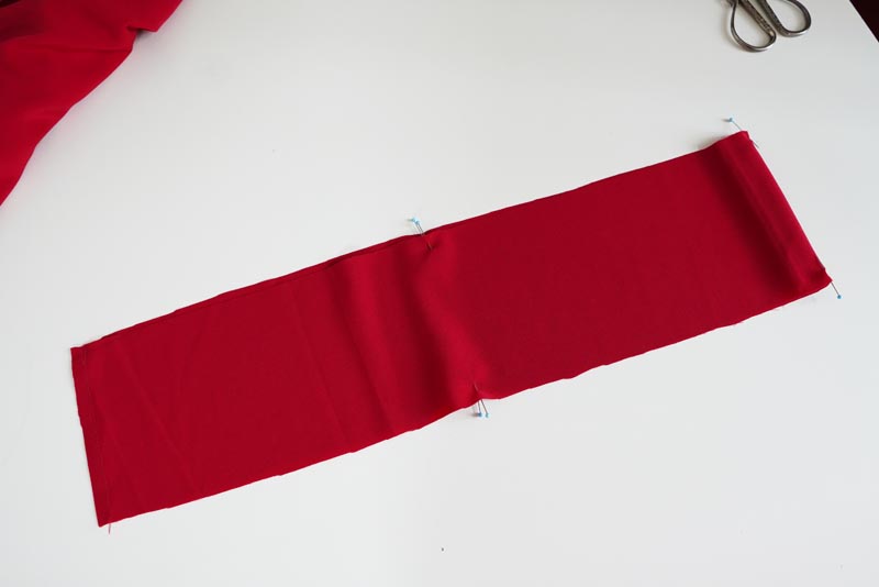 Střih a návod jak ušít dámskou maxi sukni s kapsami a pasem do gumy. Variabilní krycí díly je možné zavazovat a nosit na několik způsobů - střihová příprava - pásek