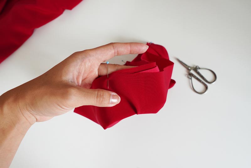 Střih a návod jak ušít dámskou maxi sukni s kapsami a pasem do gumy. Variabilní krycí díly je možné zavazovat a nosit na několik způsobů - střihová příprava - pásek