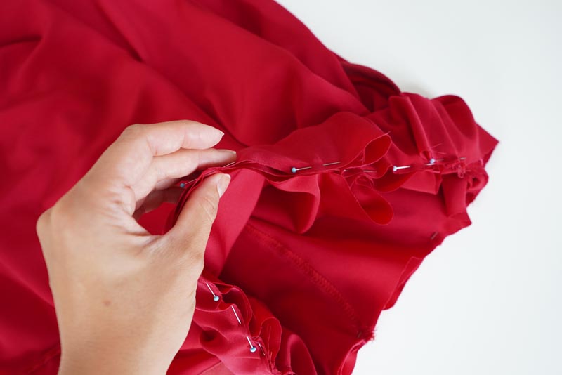 Střih a návod jak ušít dámskou maxi sukni s kapsami a pasem do gumy. Variabilní krycí díly je možné zavazovat a nosit na několik způsobů - střihová příprava - pásek