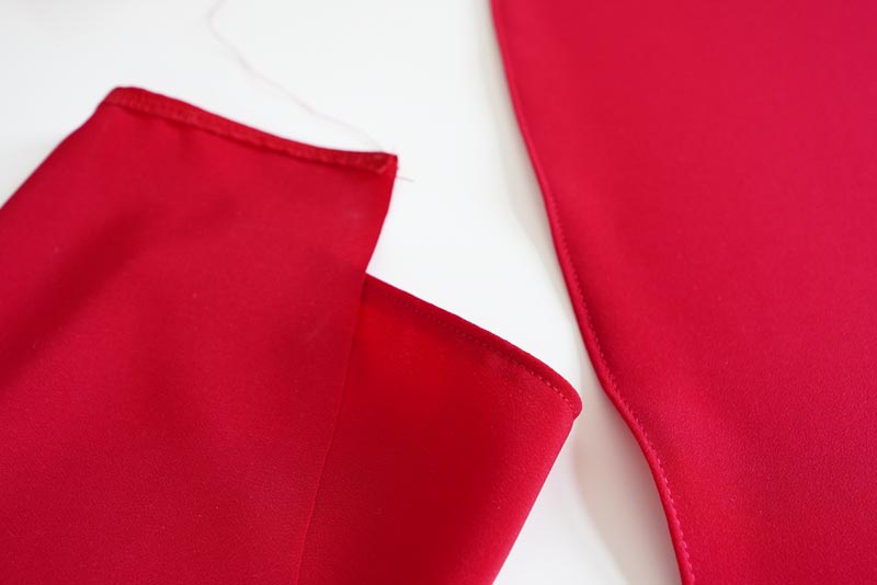 Střih a návod jak ušít dámskou maxi sukni s kapsami a pasem do gumy. Variabilní krycí díly je možné zavazovat a nosit na několik způsobů - střihová příprava - krycí dílce