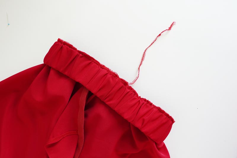 Střih a návod jak ušít dámskou maxi sukni s kapsami a pasem do gumy. Variabilní krycí díly je možné zavazovat a nosit na několik způsobů - střihová příprava - pásek