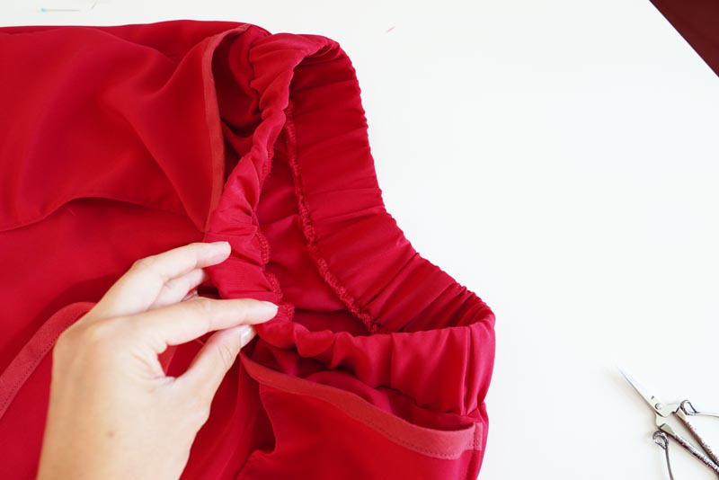 Střih a návod jak ušít dámskou maxi sukni s kapsami a pasem do gumy. Variabilní krycí díly je možné zavazovat a nosit na několik způsobů - střihová příprava - pásek