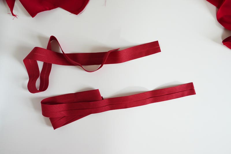 Střih a návod jak ušít dámskou maxi sukni s kapsami a pasem do gumy. Variabilní krycí díly je možné zavazovat a nosit na několik způsobů - střihová příprava - krycí dílce