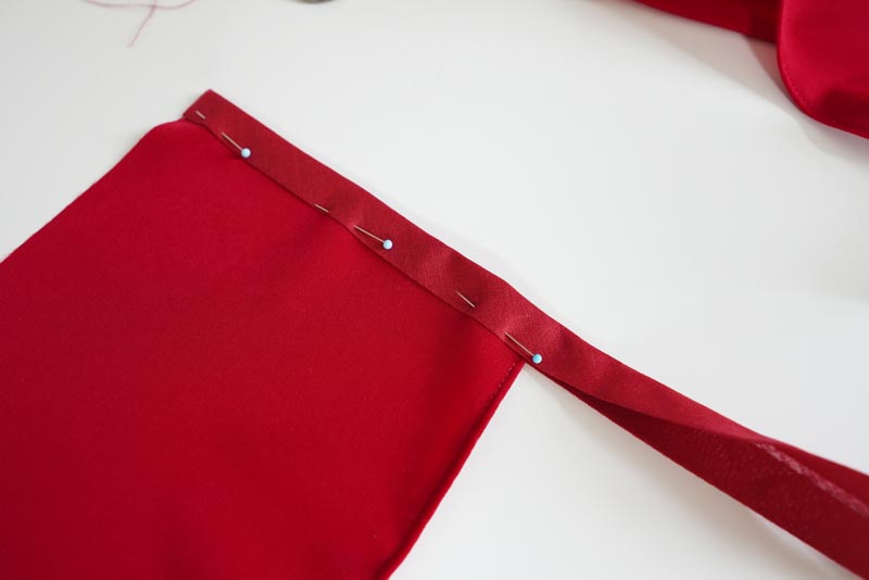 Střih a návod jak ušít dámskou maxi sukni s kapsami a pasem do gumy. Variabilní krycí díly je možné zavazovat a nosit na několik způsobů - střihová příprava - krycí dílce