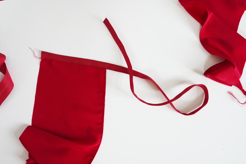 Střih a návod jak ušít dámskou maxi sukni s kapsami a pasem do gumy. Variabilní krycí díly je možné zavazovat a nosit na několik způsobů - střihová příprava - krycí dílce