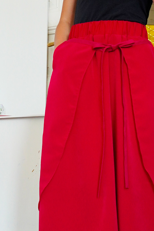 Střih a návod jak ušít dámskou maxi sukni s kapsami a pasem do gumy. Variabilní krycí díly je možné zavazovat a nosit na několik způsobů