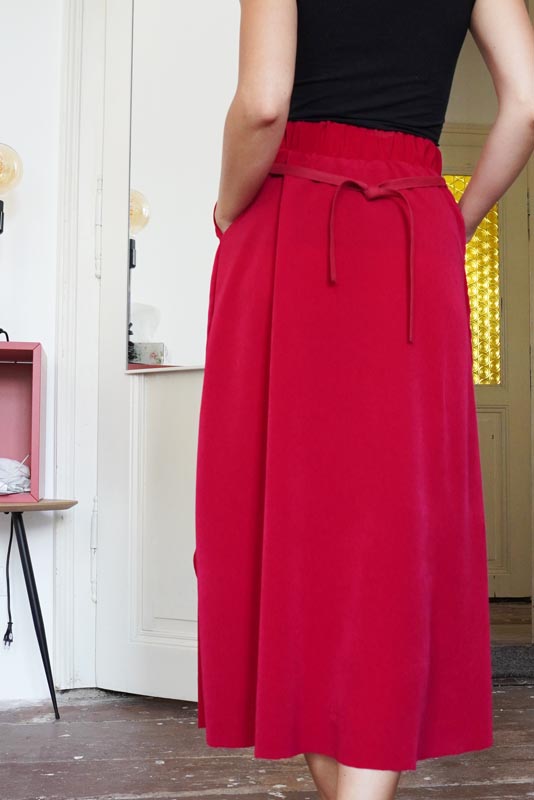 Střih a návod jak ušít dámskou maxi sukni s kapsami a pasem do gumy. Variabilní krycí díly je možné zavazovat a nosit na několik způsobů