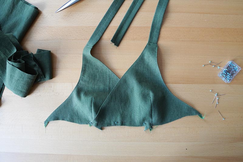Návod jak ušít dámskou podprsenku - překřížení přes prsa