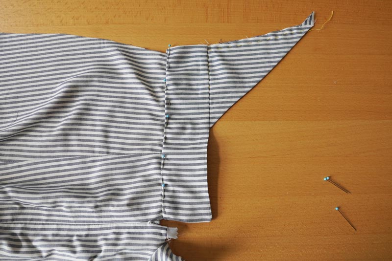 Střih a návod jak ušít dámské dlouhé šaty s rozparkem a širokými ramínky - zadní díly