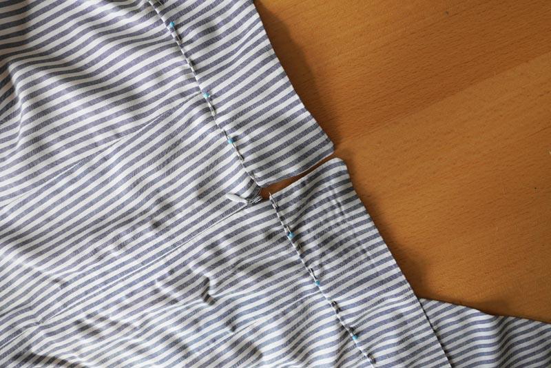 Střih a návod jak ušít dámské dlouhé šaty s rozparkem a širokými ramínky - zadní díly