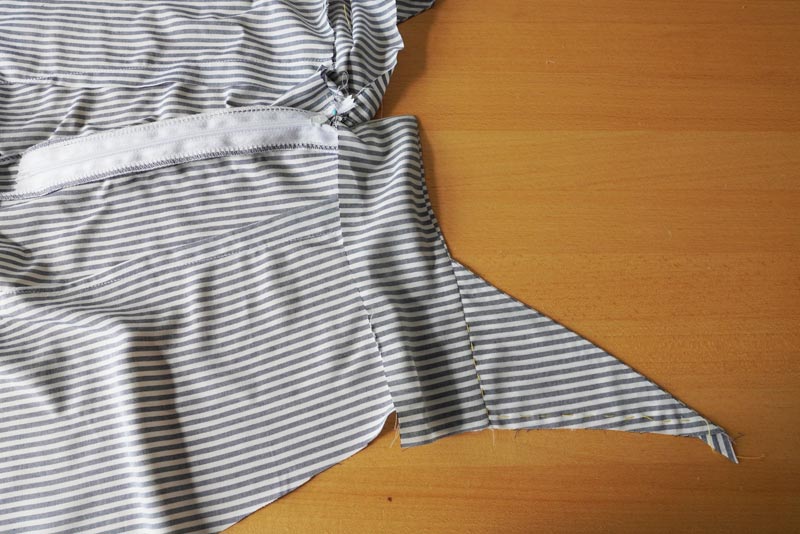 Střih a návod jak ušít dámské dlouhé šaty s rozparkem a širokými ramínky - zadní díly