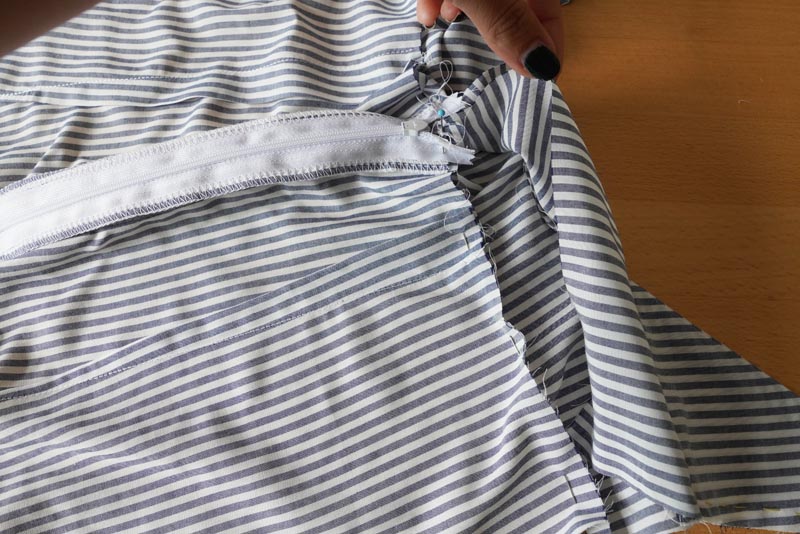 Střih a návod jak ušít dámské dlouhé šaty s rozparkem a širokými ramínky - zadní díly